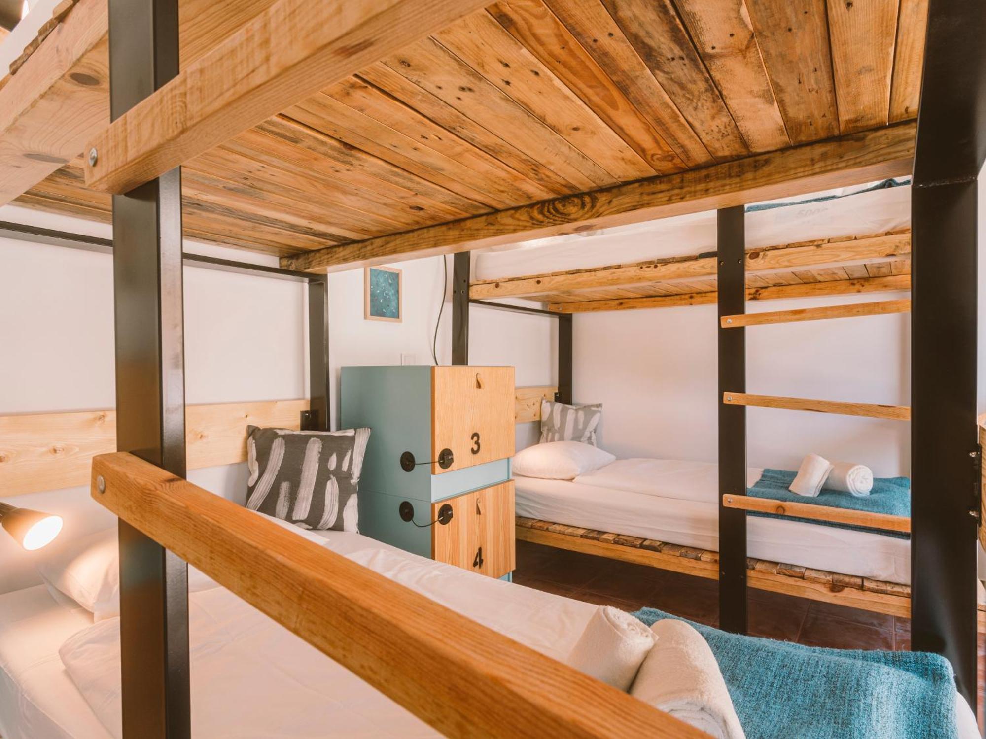 Cliff Surf House Hostel А дос Кунядос Екстериор снимка
